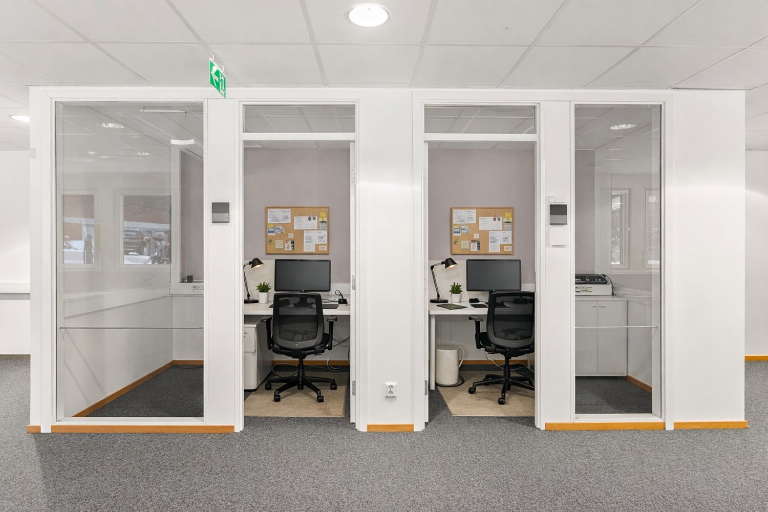 Glasade kontorsrum i rad med flexibel planlosning