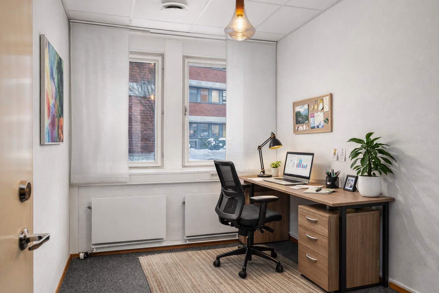 Ljust kontorsrum med fönster