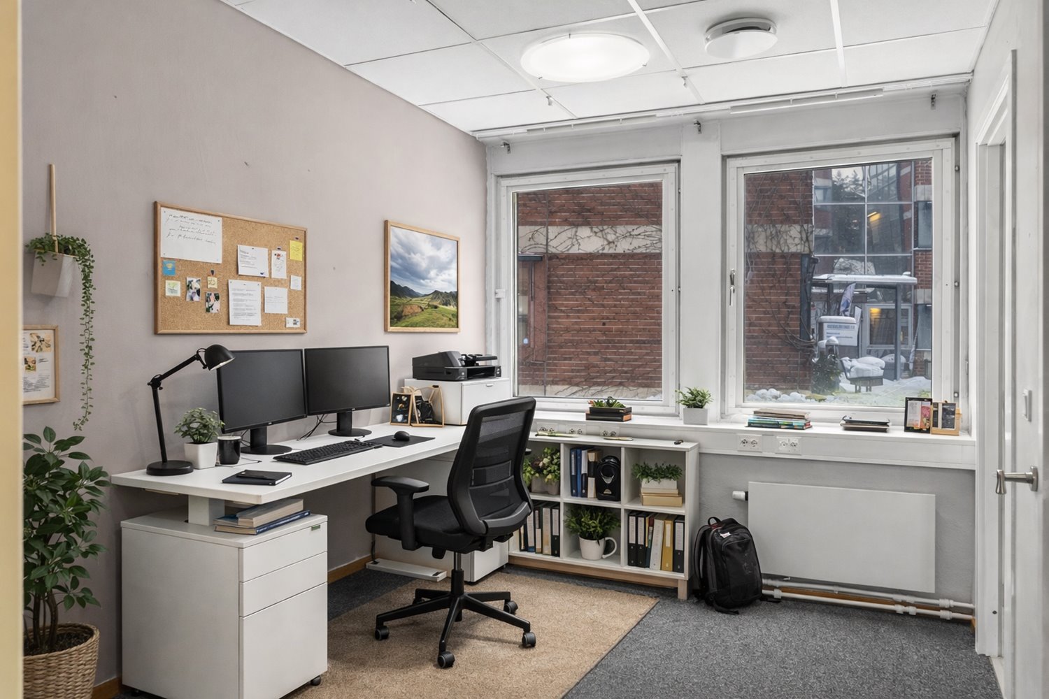 Kontorsrum med två fönster och bra ljus