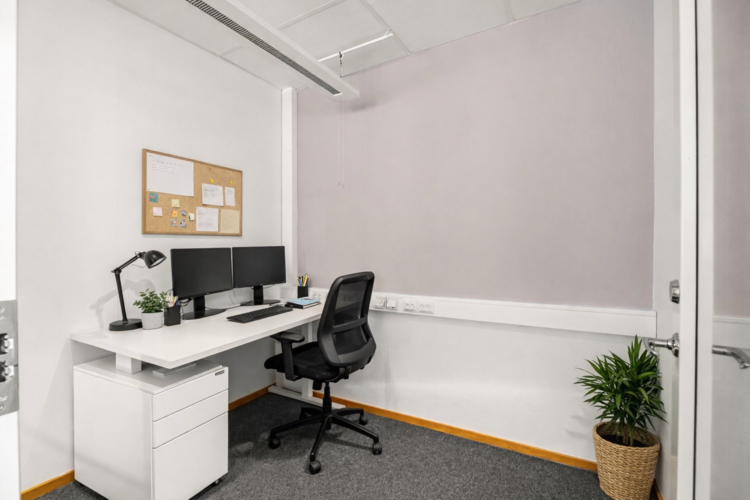 Mindre kontorsrum med installerad el och data
