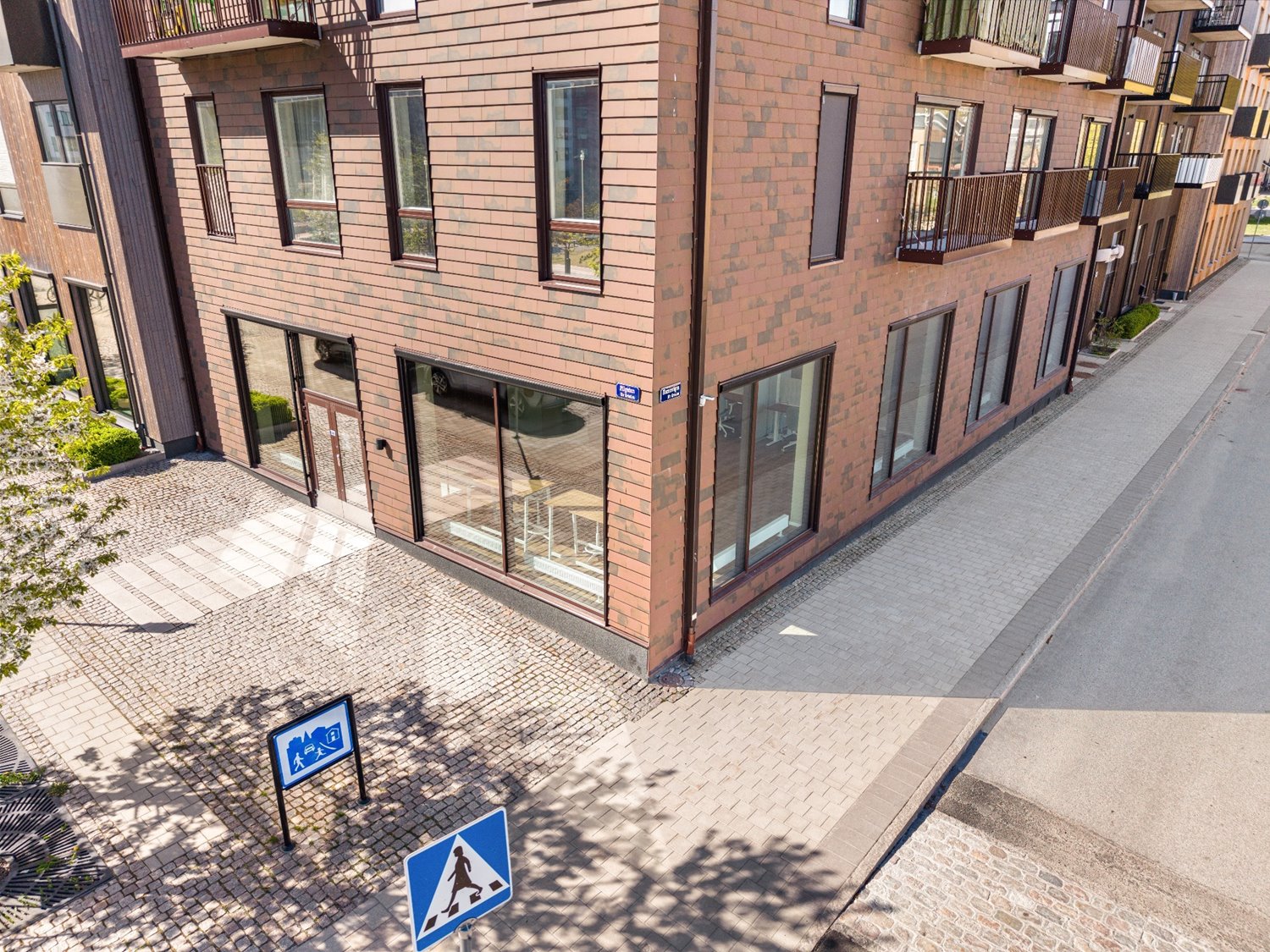 Gatuvy med exponeringslage och stora fonsterpartier
