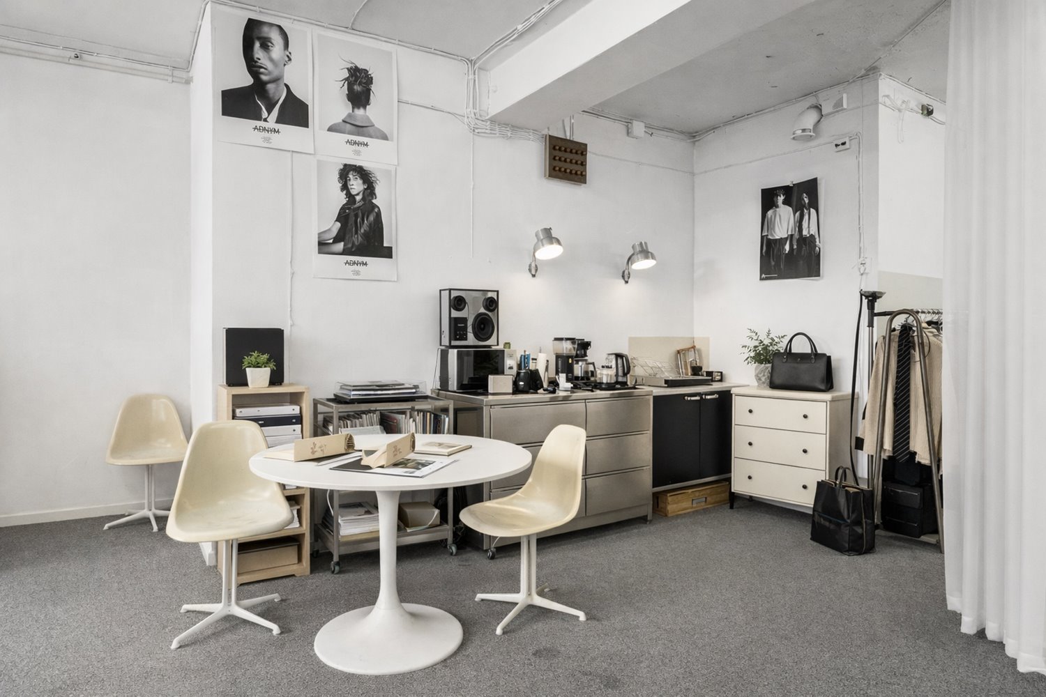 Praktisk arbetsyta med pentry och plats för både möten och produktion