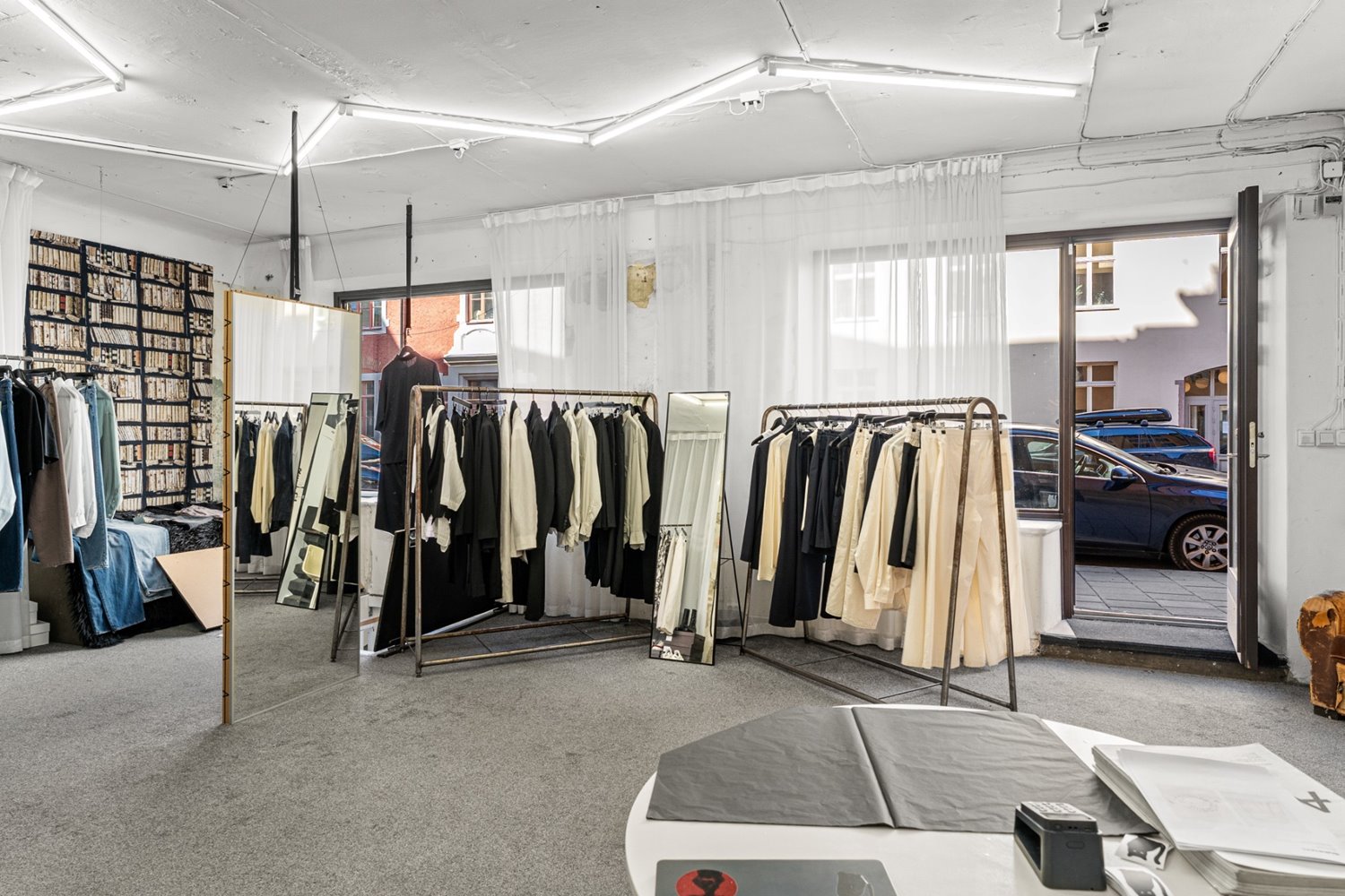 Inbjudande butiksyta med stora skyltfönster och fint ljusinsläpp