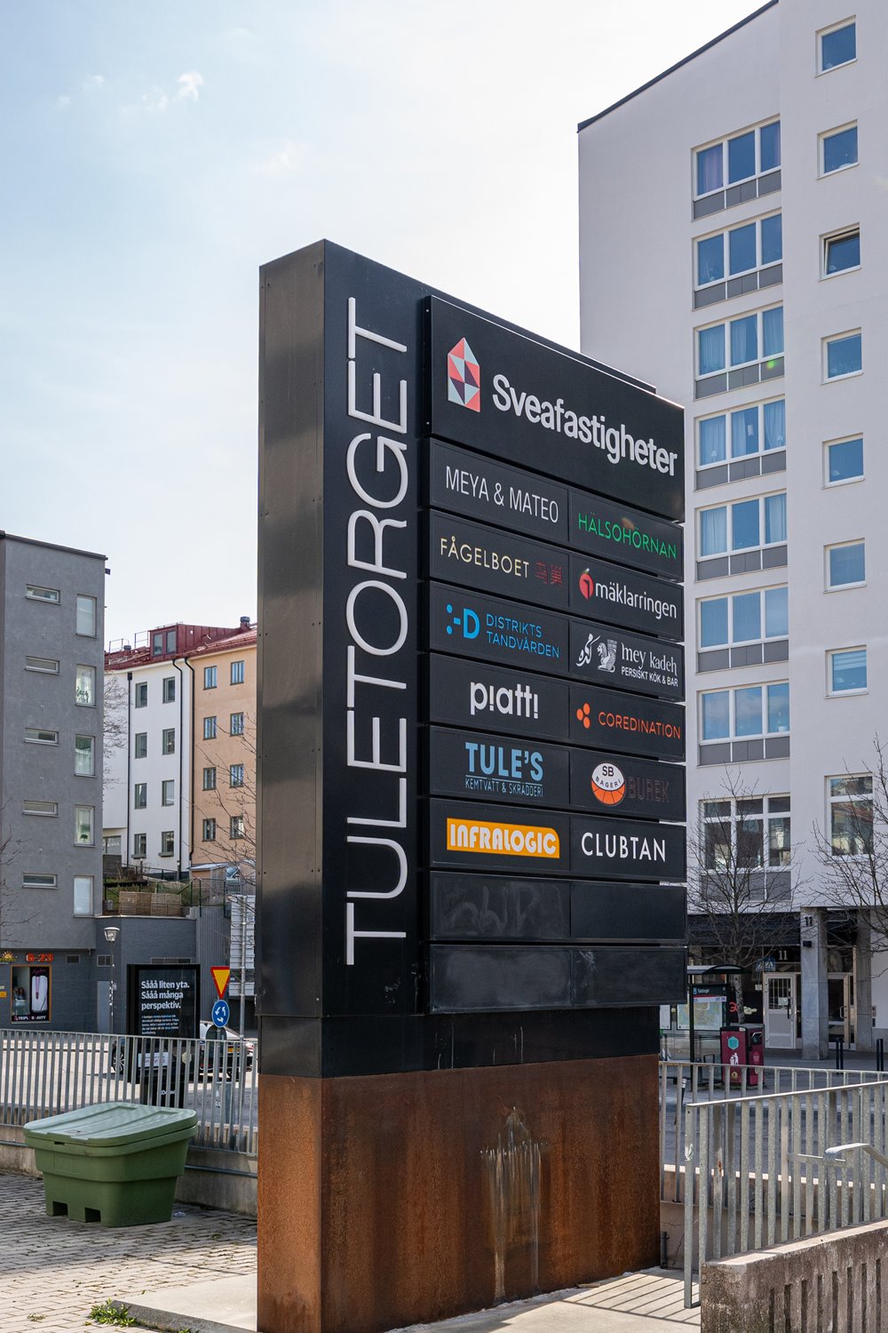 Tydlig exponering mot Tulegatan med stark närvaro bland etablerade varumärken och verksamheter.