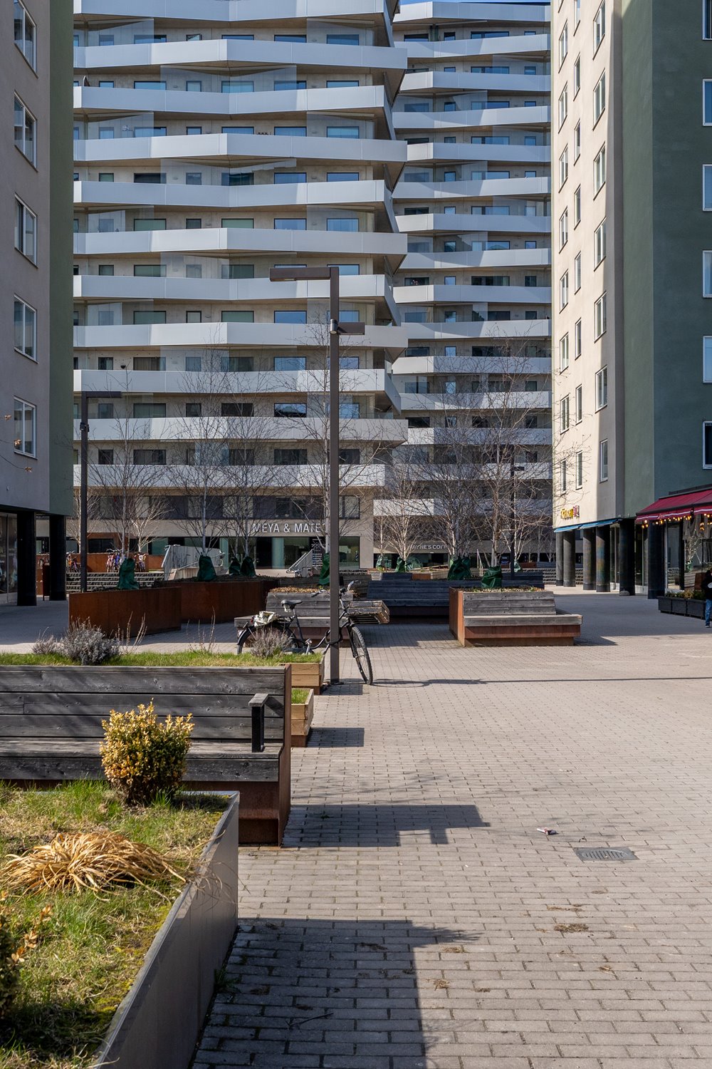 Centralt läge med närhet till både bostäder och handel vilket skapar goda affärsförutsättningar.