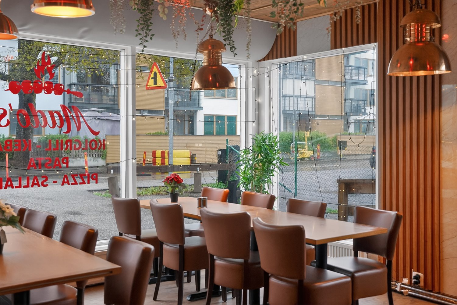 Ljusa hörnplatser och stora skyltfönster ger restaurangen ett attraktivt ljusinsläpp och stark närvaro mot gatan.