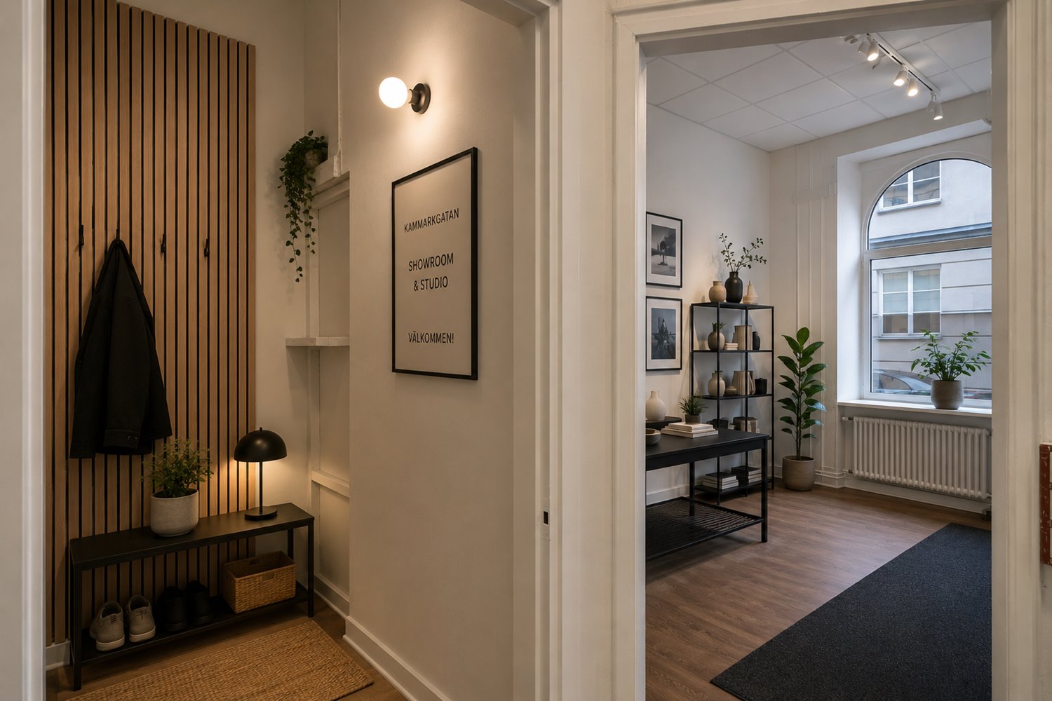 Trappnedgång till vänster, stora fönsterpartier till gatan till höger