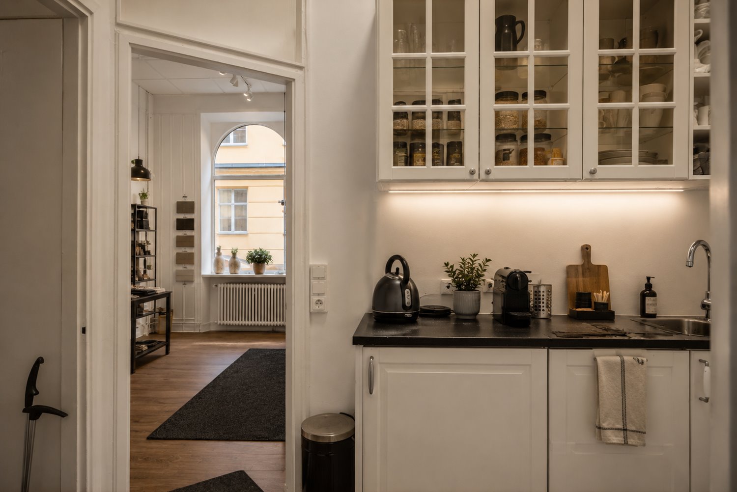 Mindre kök i mitten av lokalen