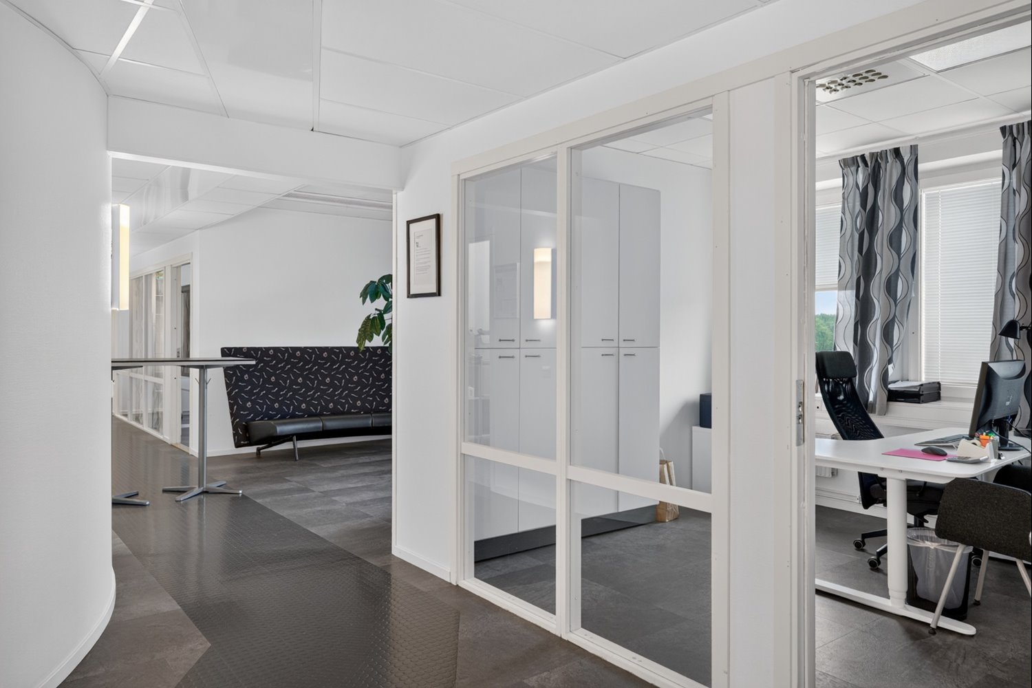 Effektiv planlösning med glasade kontorsrum och god överblick