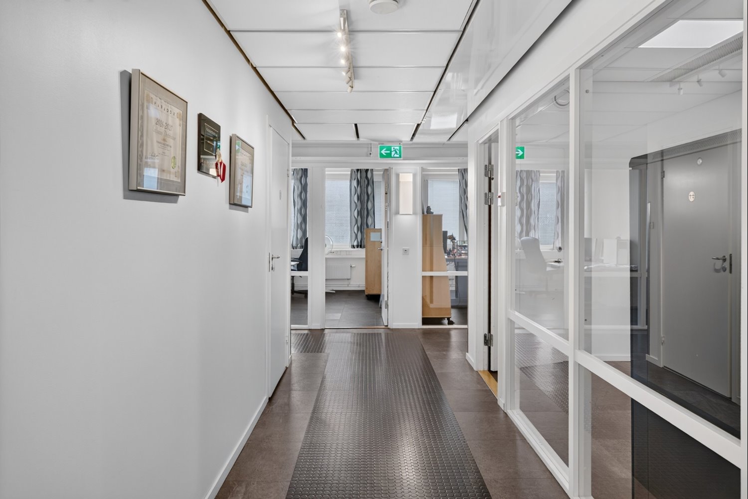 Effektiv planlösning med kontor längs ljusa korridorer