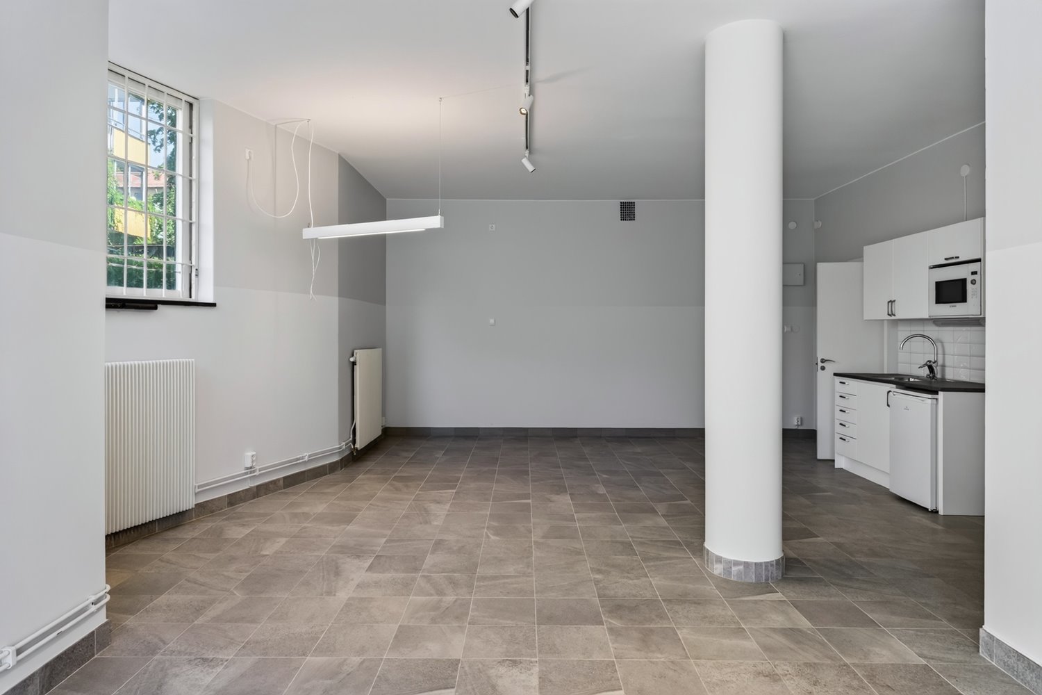 Ljus och flexibel yta med öppen planlösning, stort fönster och gott om möjligheter att anpassa lokalen efter verksamheten.