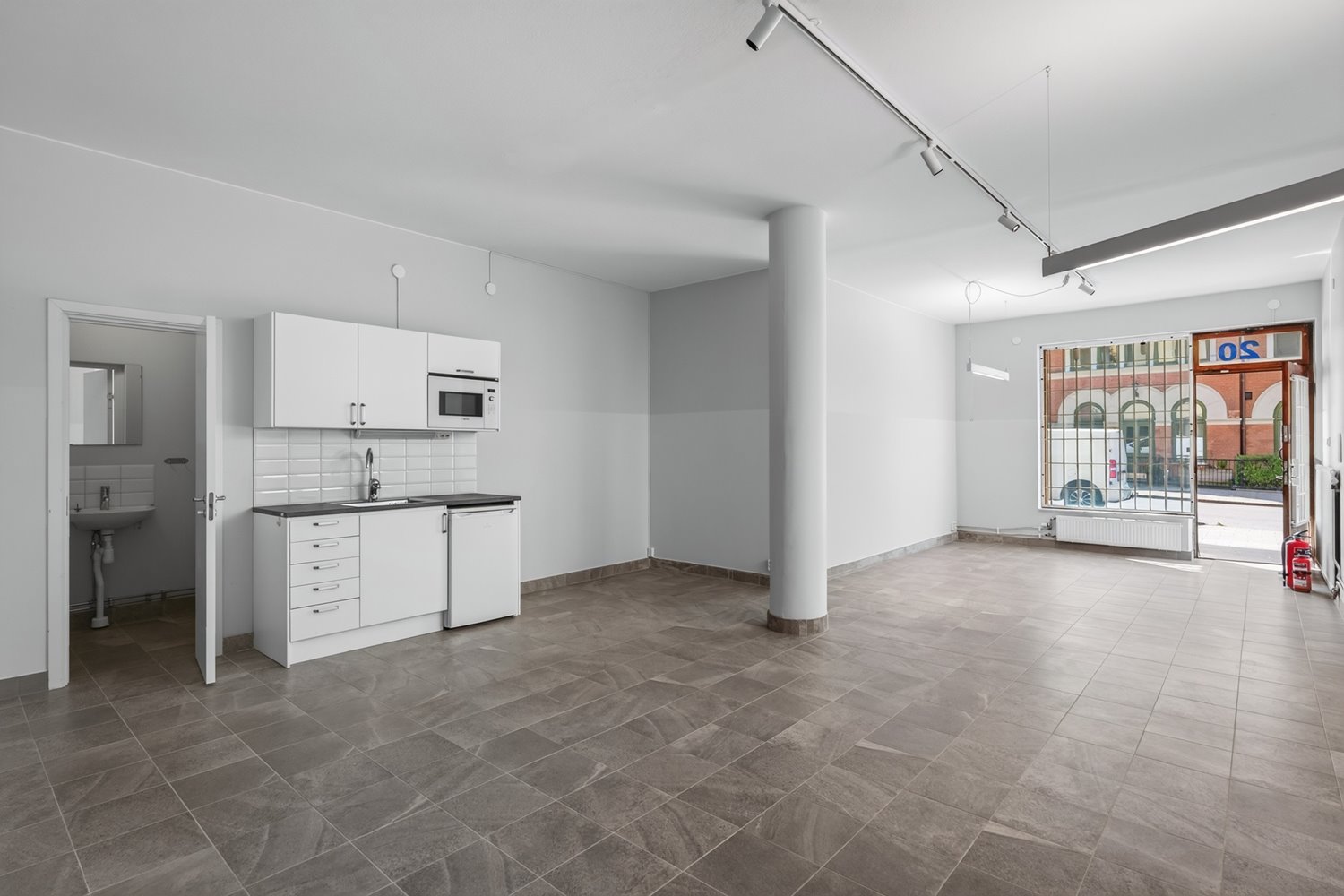 Lokalens öppna utformning skapar fina möjligheter för kontor, showroom eller butik, med pentry, WC och entré direkt från gatan.