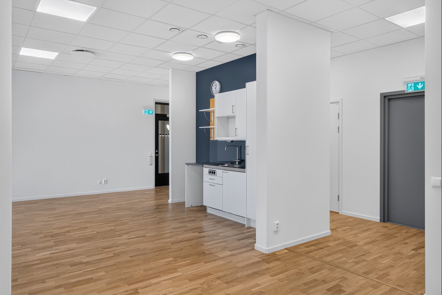 Praktiskt pentry centralt placerat i lokalen
