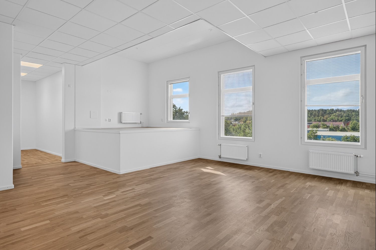 Ljus lokal med utsikt och stora möblerbara ytor