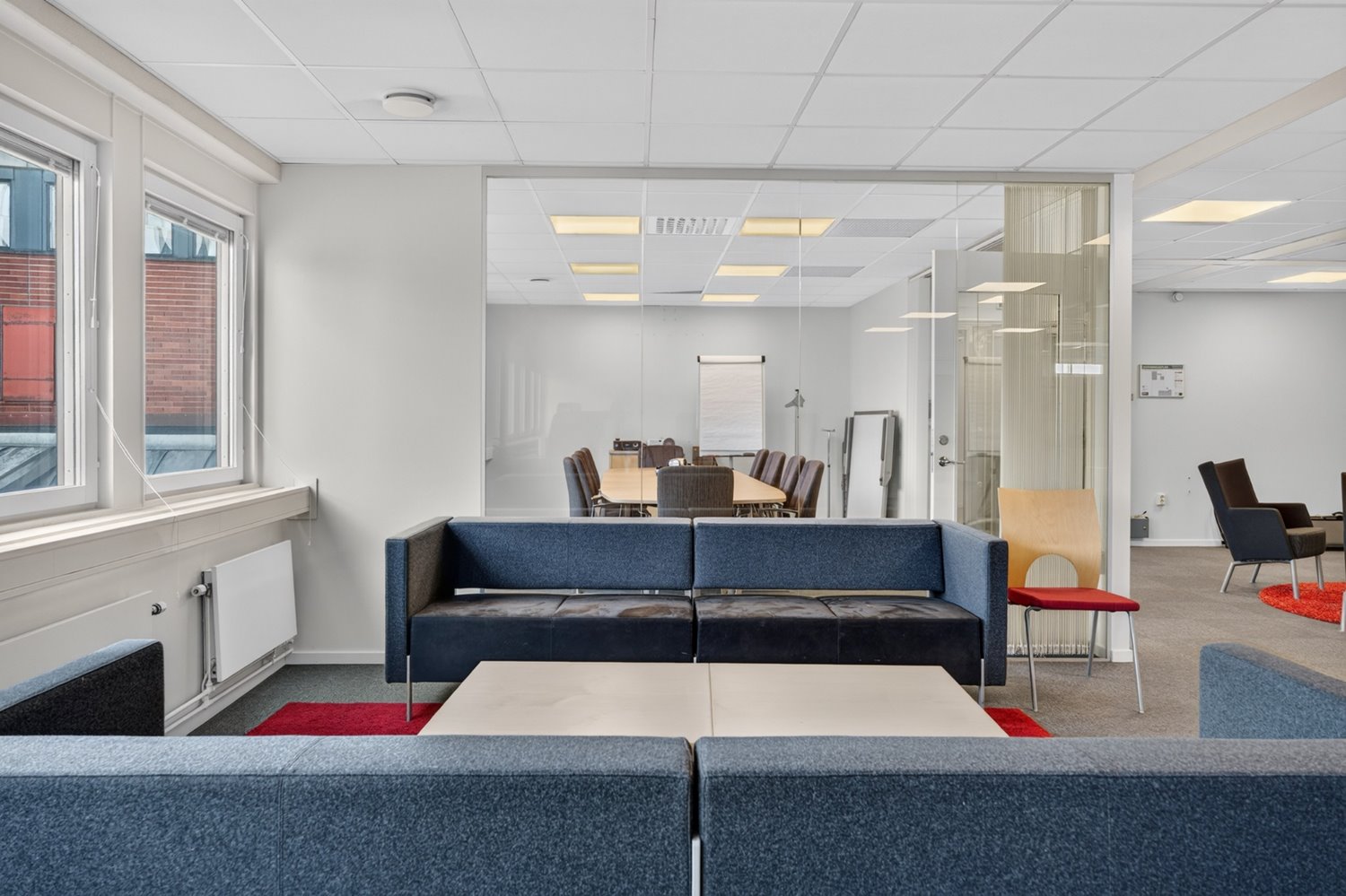 Inbjudande lounge intill ett rymligt konferensrum