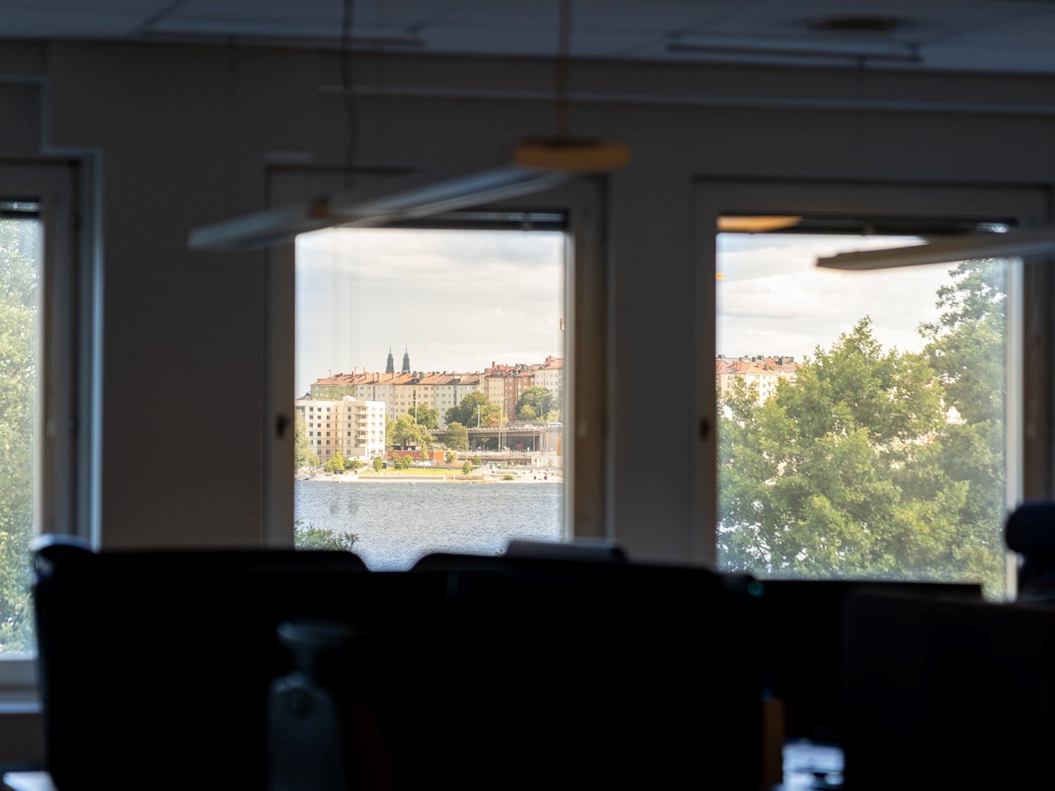 Inspirerande vattenutsikt från arbetsplatserna