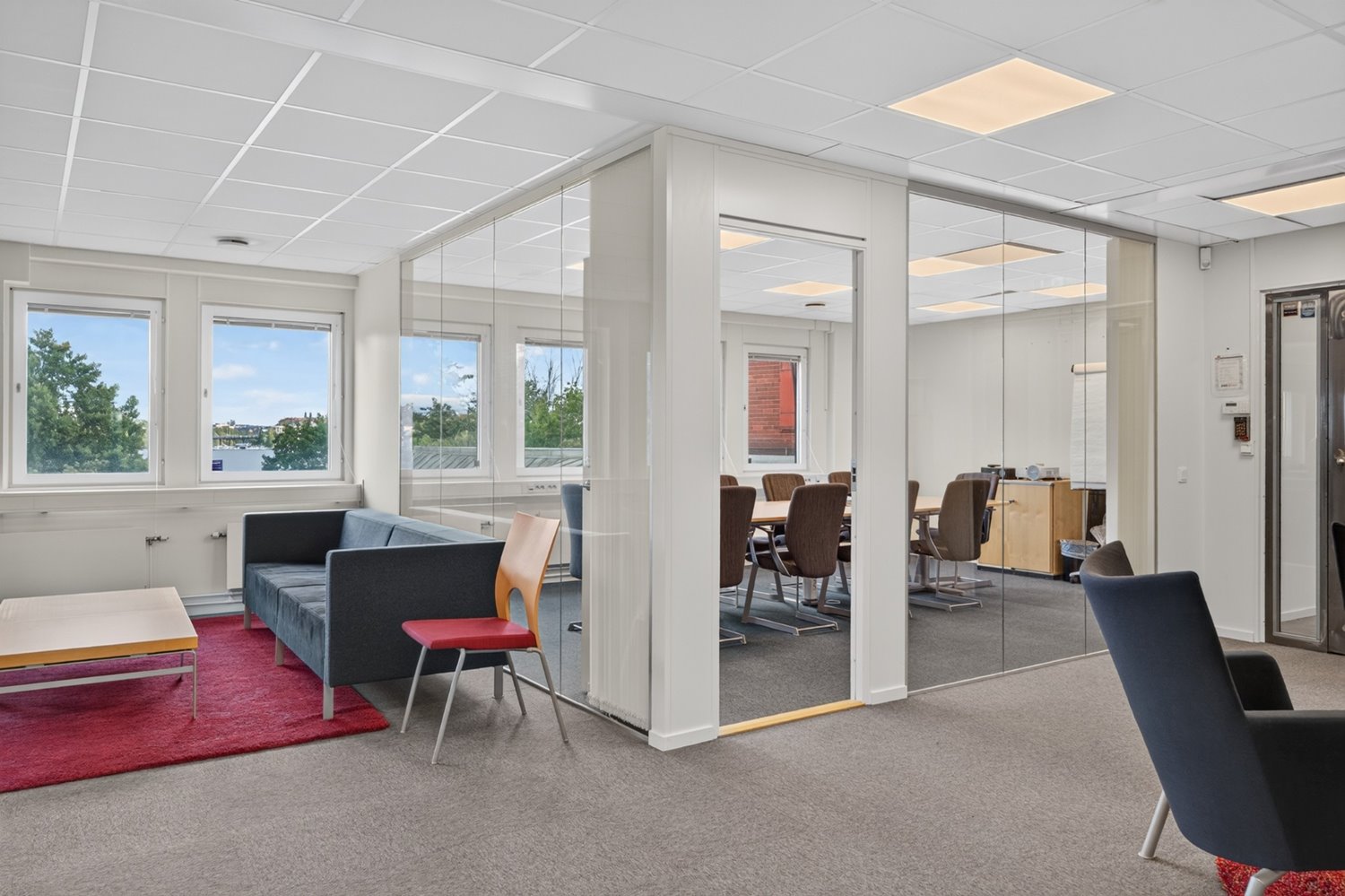 Ljus lounge i anslutning till glasat konferensrum