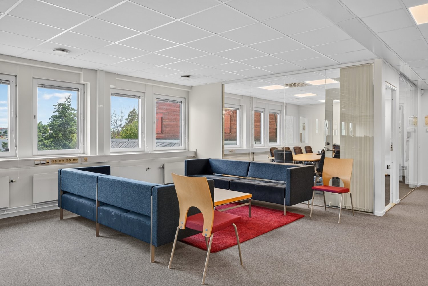 Ljus lounge med utsikt och angränsande konferensrum
