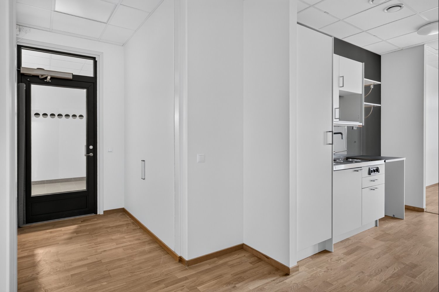 Välkomnande entré med pentry nära till hands