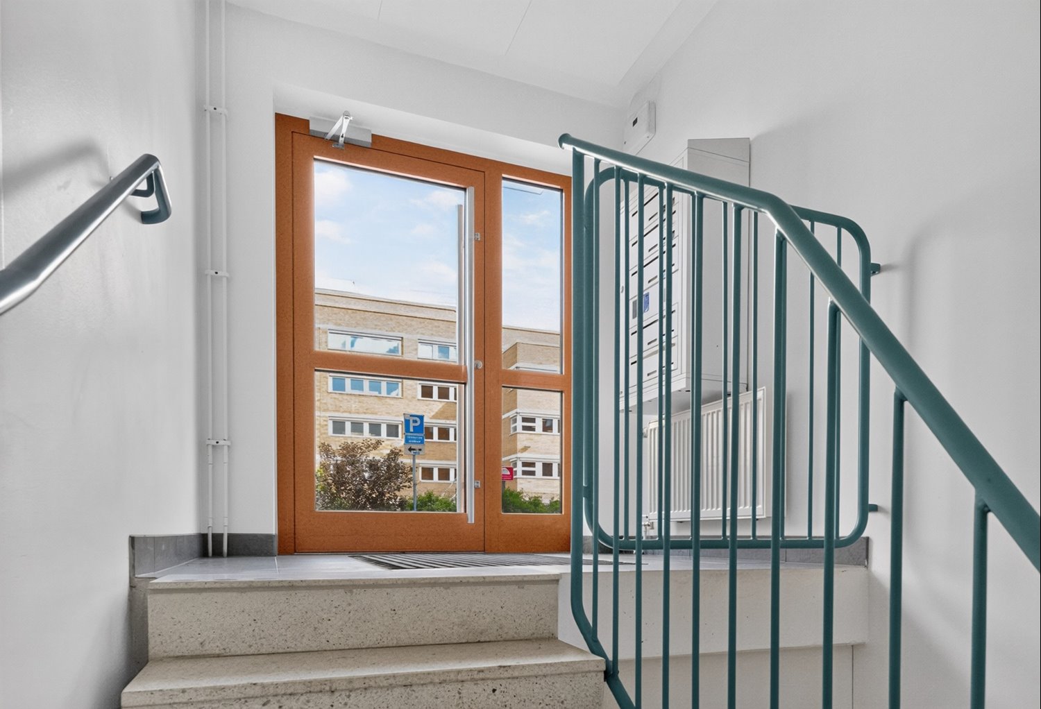 Ljust och välkomnande trapphus ner till lokalen