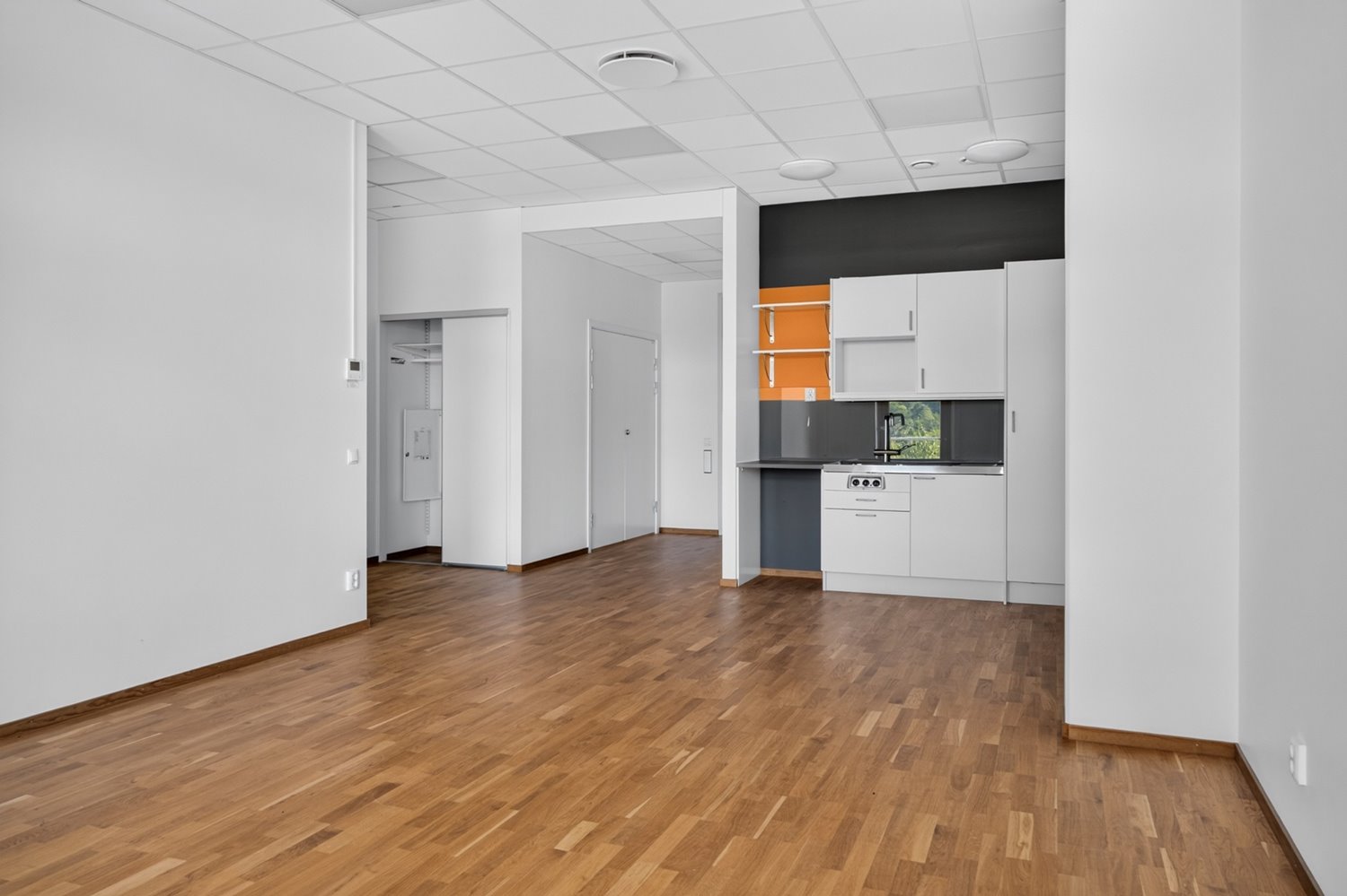 Ljus och öppen lokal med ett praktiskt pentry