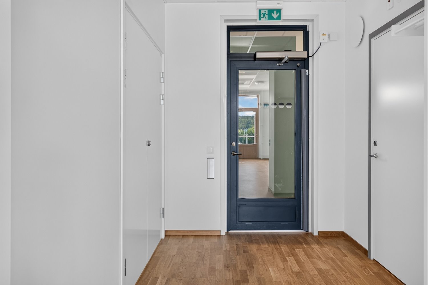Praktisk entré med anslutning till lokalens övriga ytor