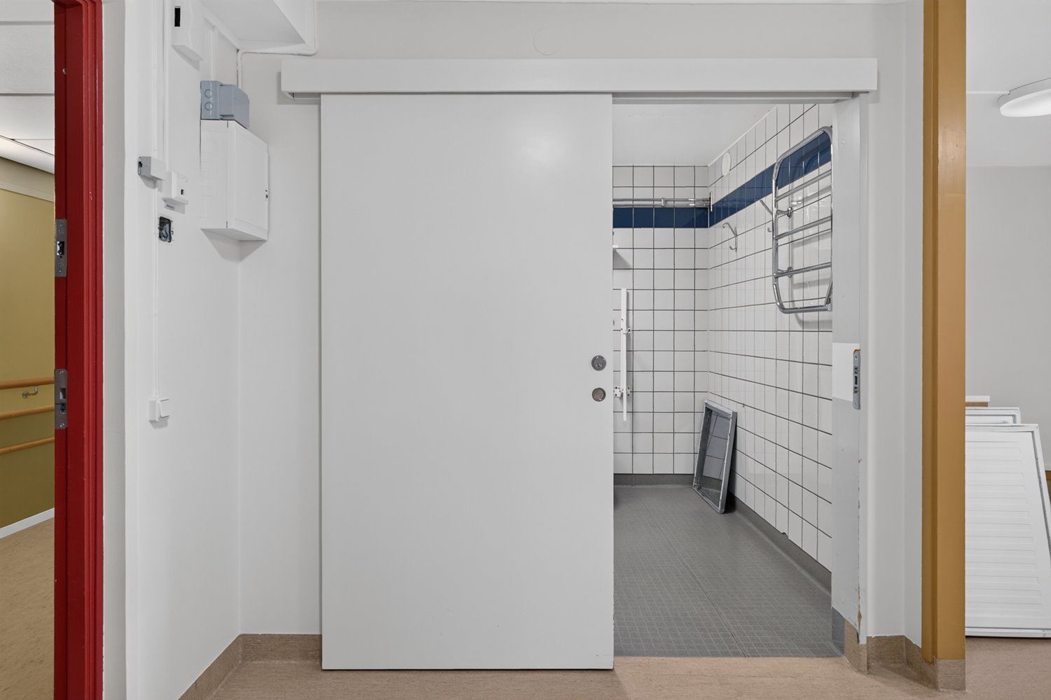 Badrum med platsbesparande skjutdörr