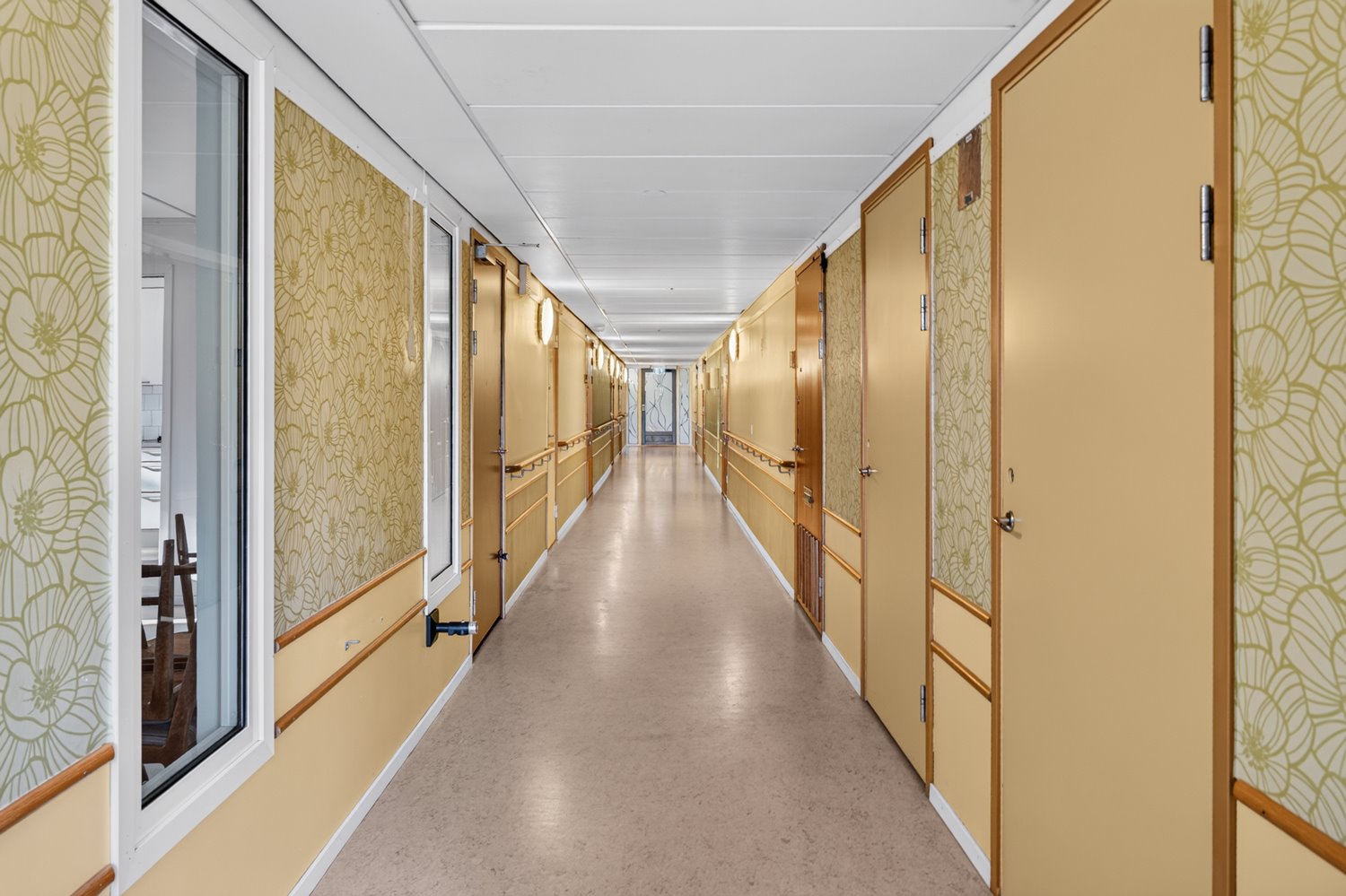 Ljus korridor med varm och personlig karaktär
