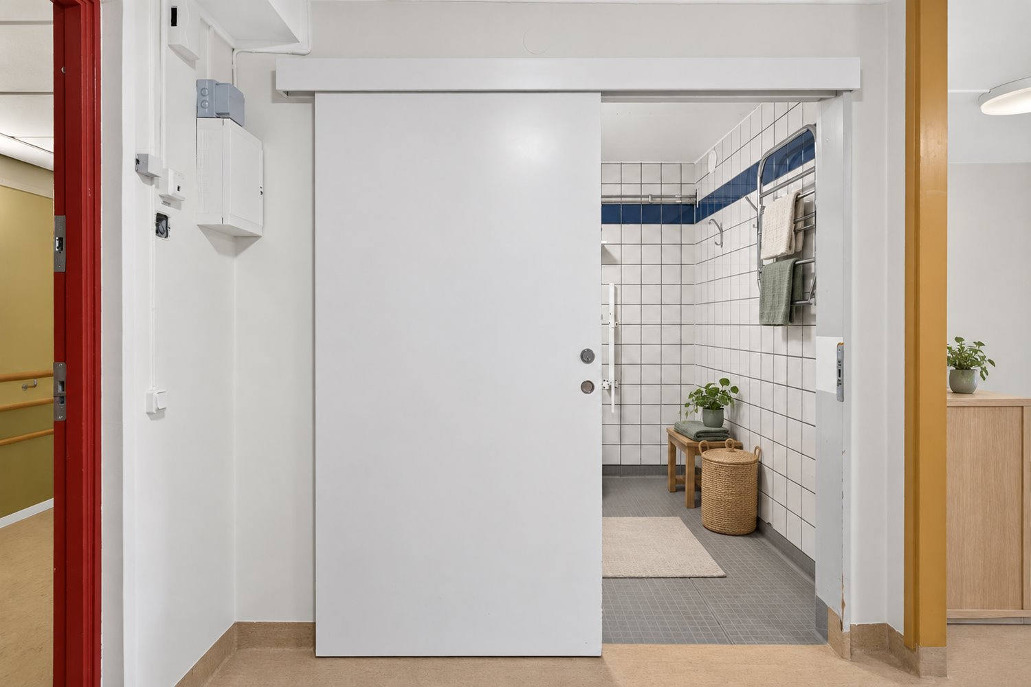 Virtuellt möblerat med trädetaljer, handdukar, korg och grönska