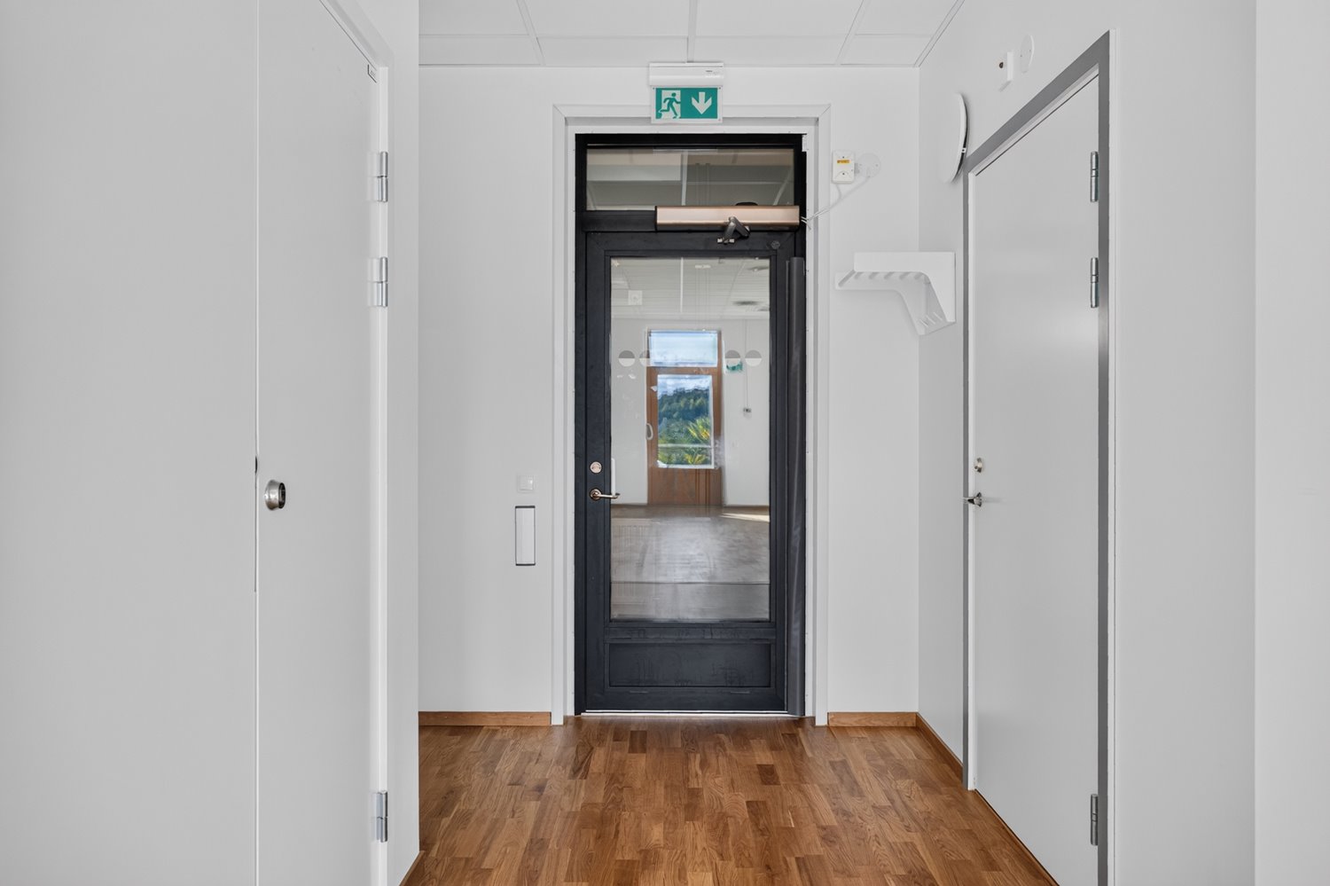 Ljus hall som knyter ihop lokalen