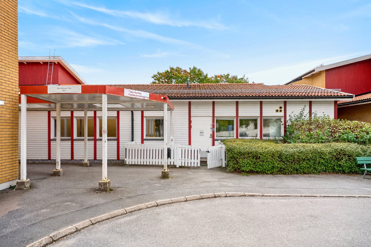 Välkomnande entré med taköverbyggnad - Original