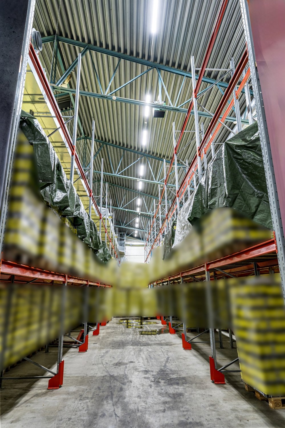 Lagerhall med högt i tak tekniska installationer och god arbetsmiljö