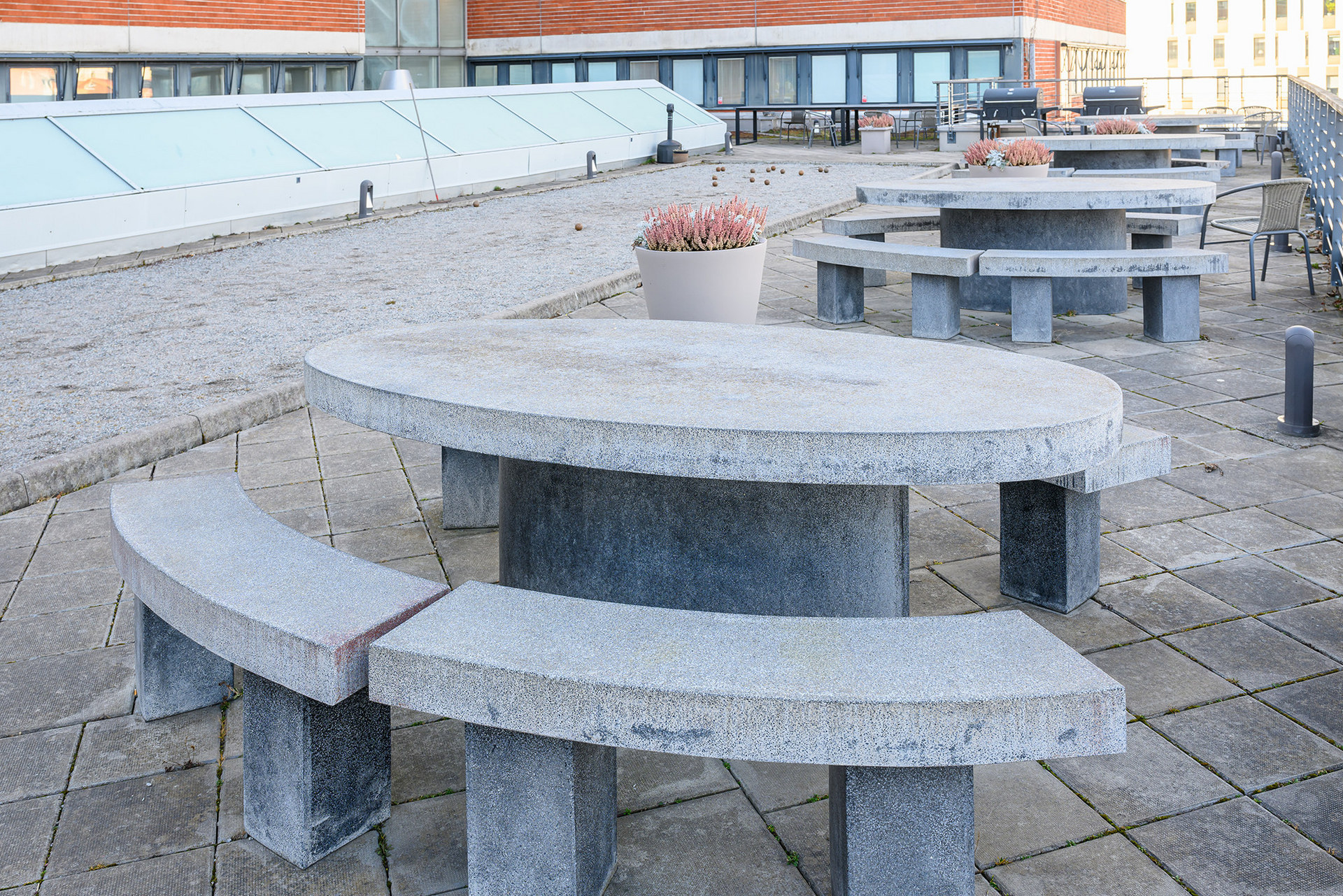 Möjlighet att boka boulbana och grillen på takterrassen med vy över Stockholm. Bokas via nätet för befintliga hyresgäster i fastigheten.