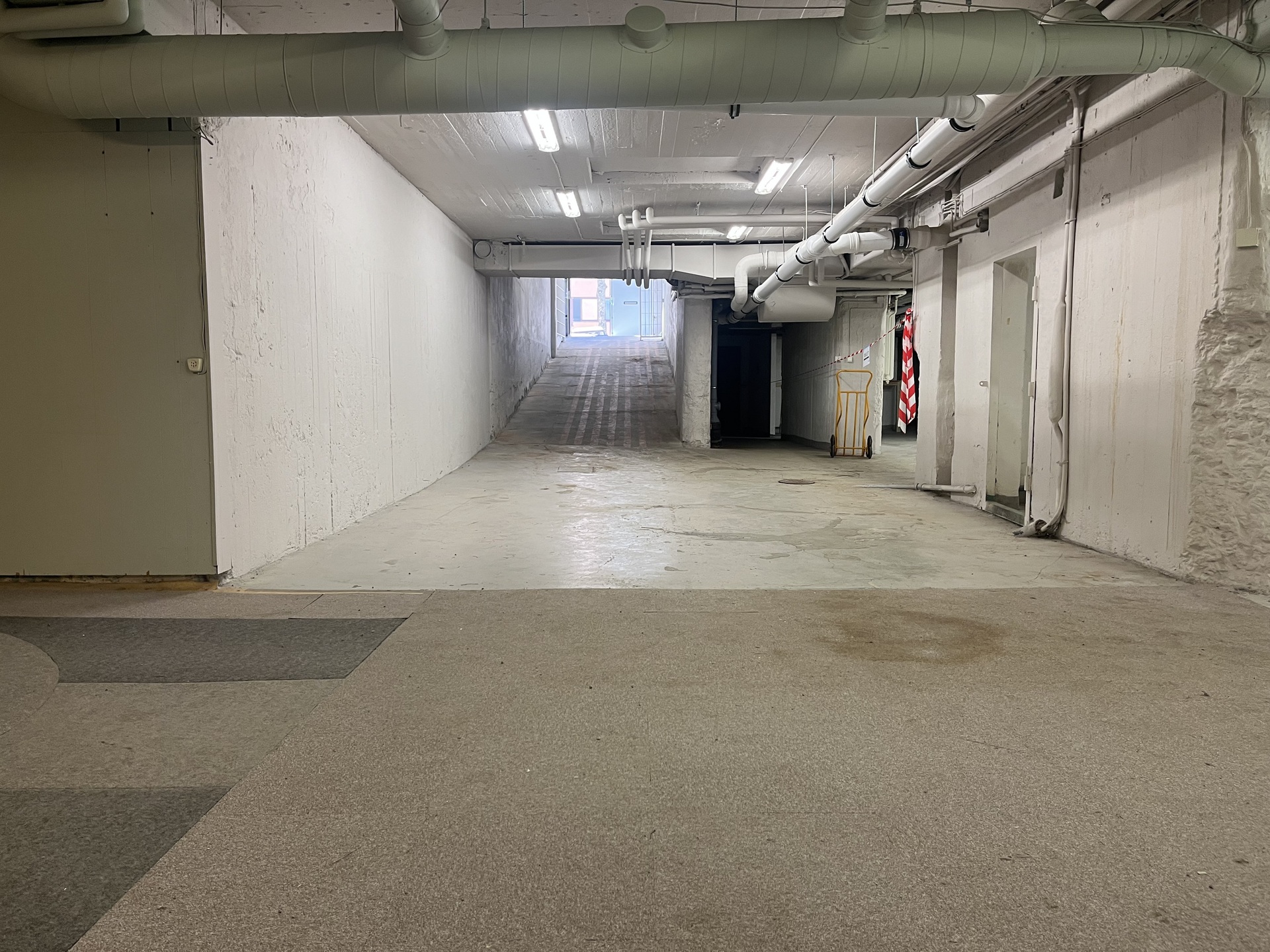 Praktisk ramp med direkt access till gatan – perfekt för smidig lastning och lossning.