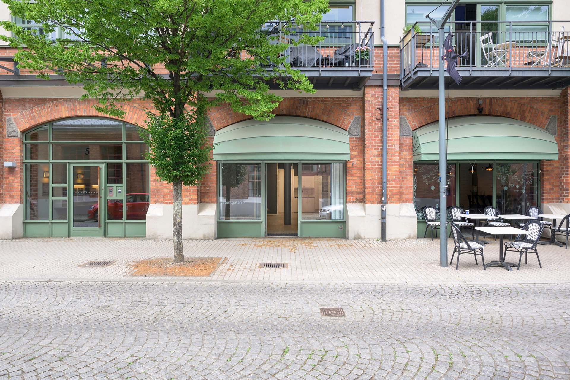 Generösa fönsterpartier och entrédörr direkt från gatan – idealiskt för butik eller showroom.