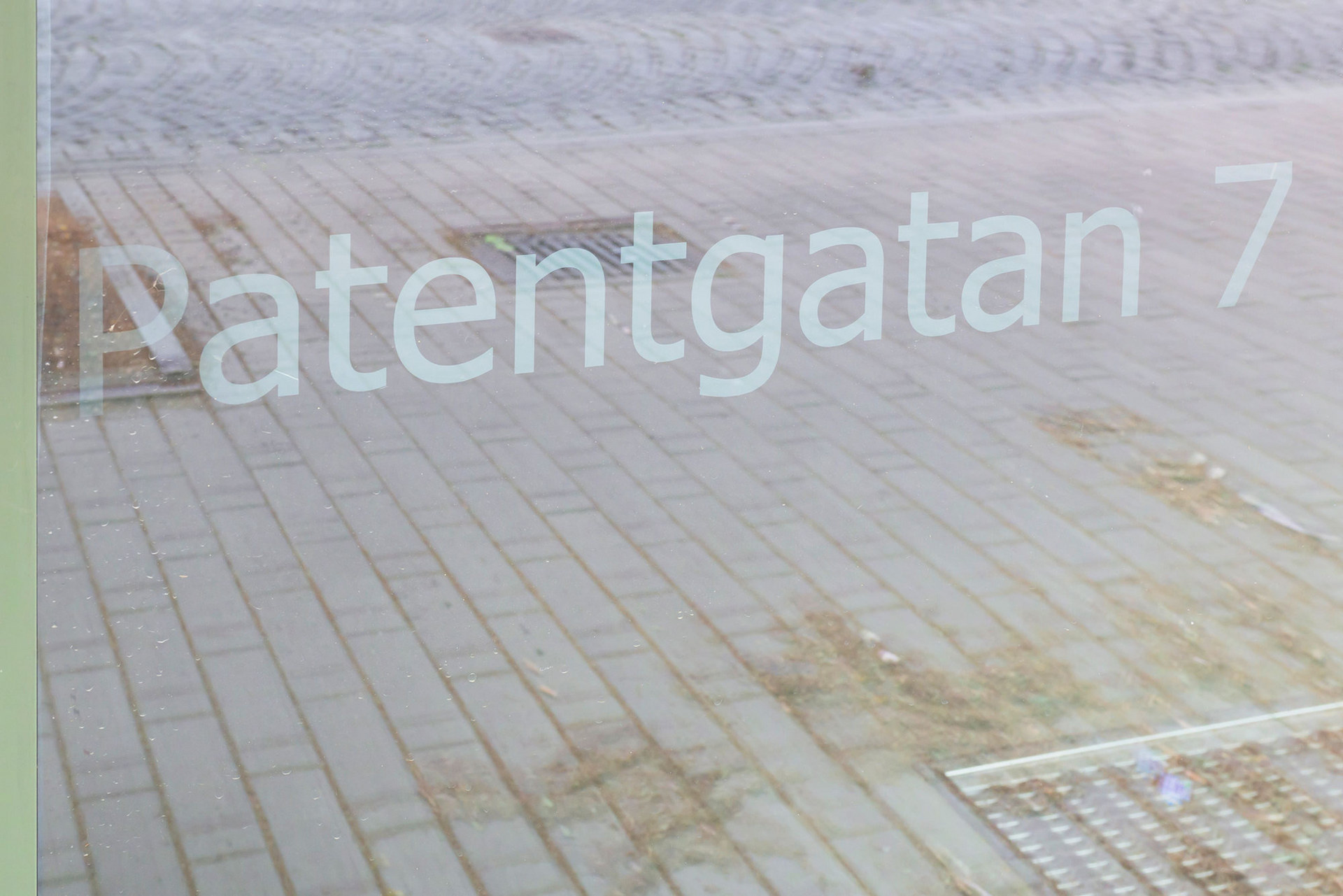 Tydlig adress på glasytan ger professionellt intryck och god synlighet utifrån.