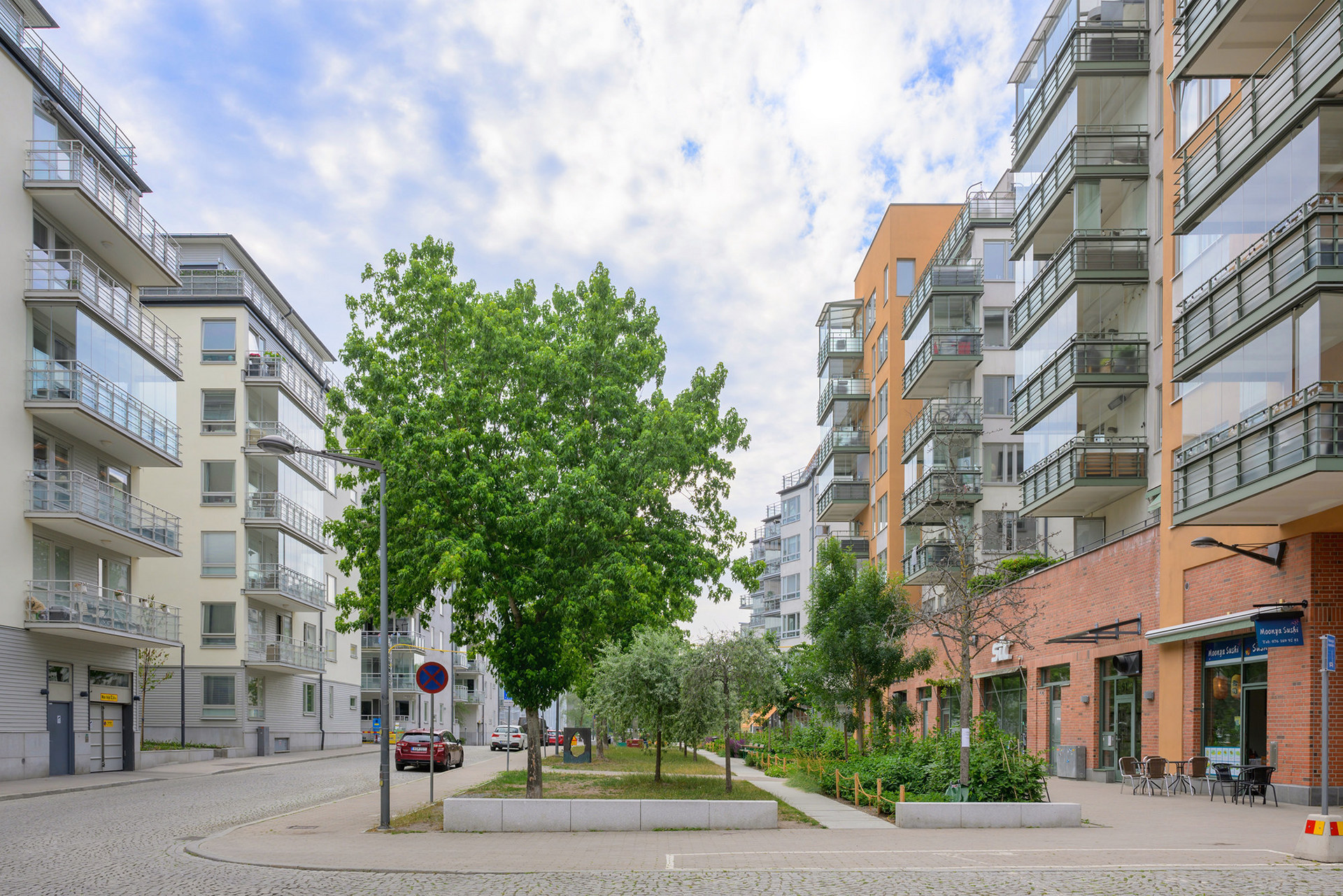 Omgivningen är lugn och modern med bostäder, restauranger och caféer i kvarteren intill.