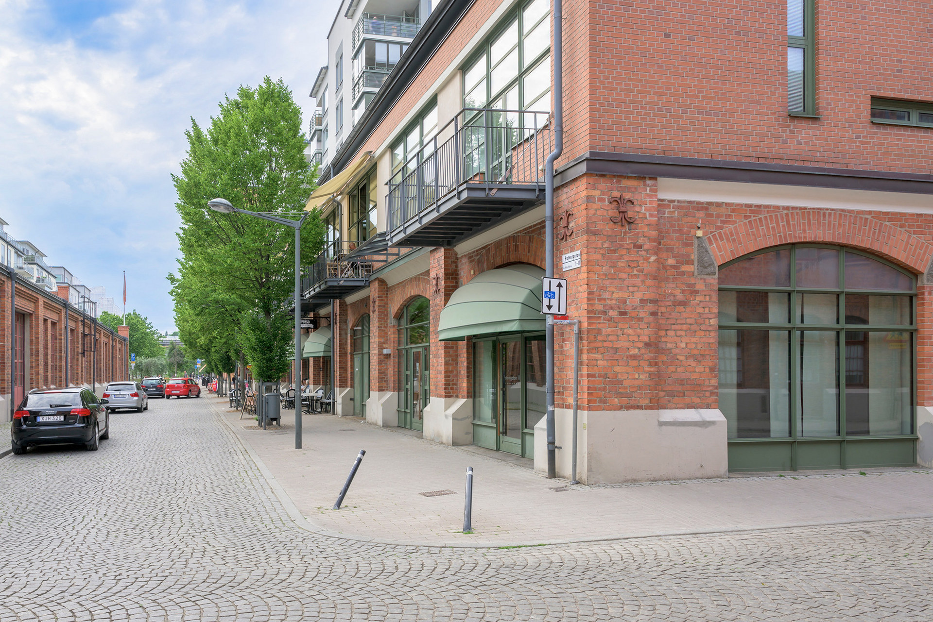 Läget är lättillgängligt och charmigt med kullerstensgata, grönska och vackra fasader.