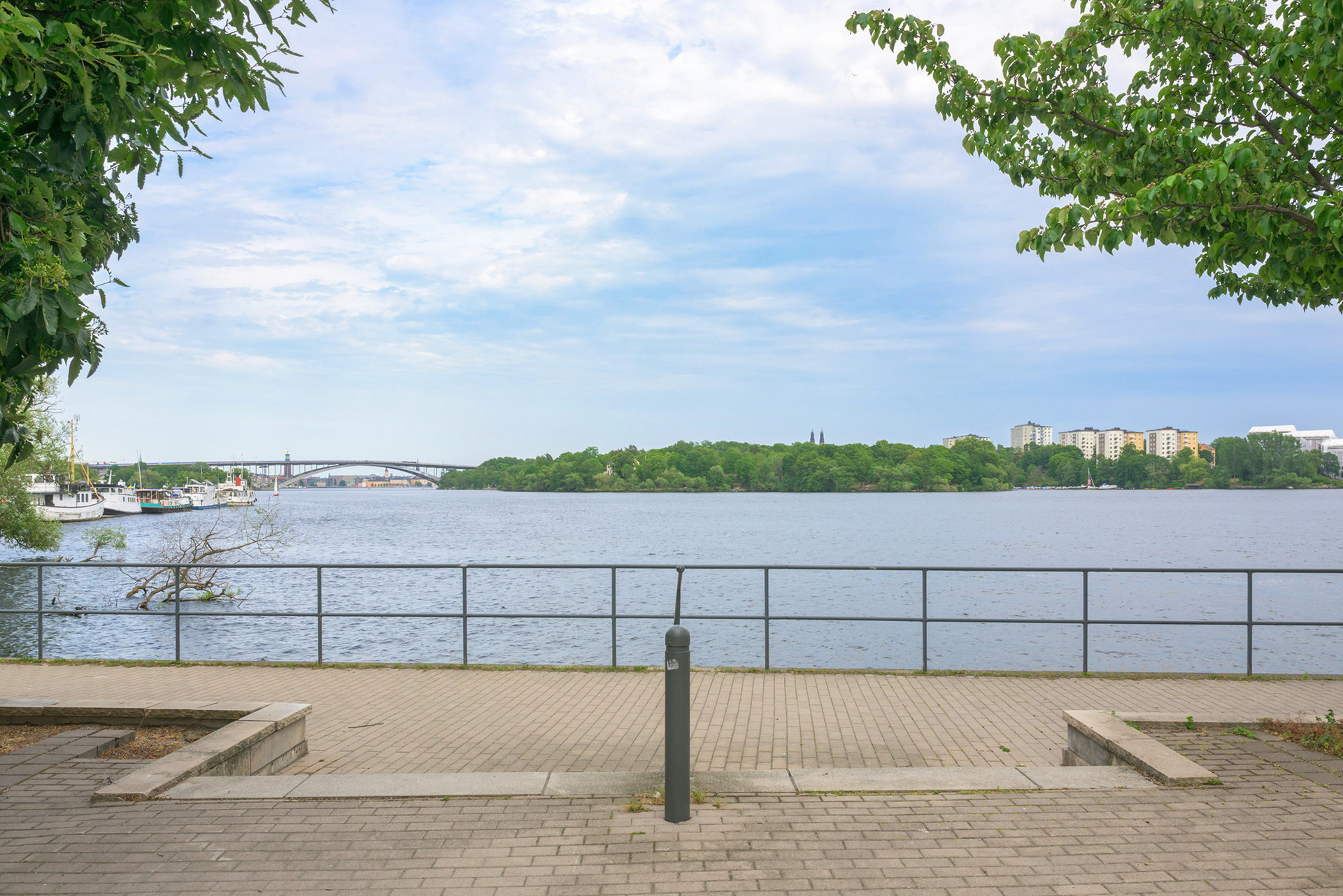 50 meter från lokalen öppnar sig utsikt över Riddarfjärden och grönskande Kungsholmen.