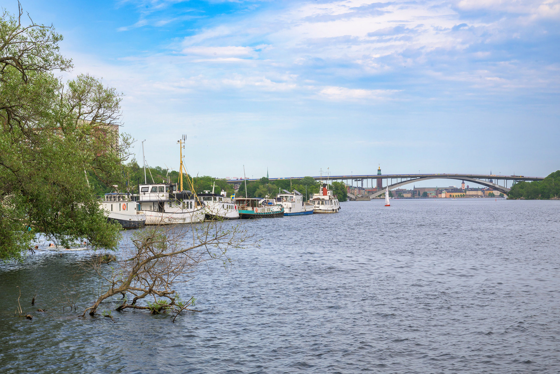 I närområdet finns kajer, båtar och trivsamma gångstråk längs vattnet – perfekt för paus eller lunchpromenad.