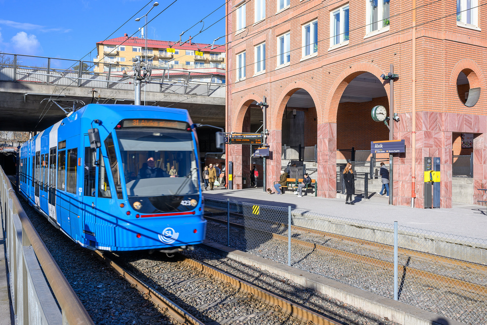 Goda möjligheter till kommunal pendling såsom tvärbana, bussar, tunnelbana och spårvagn.