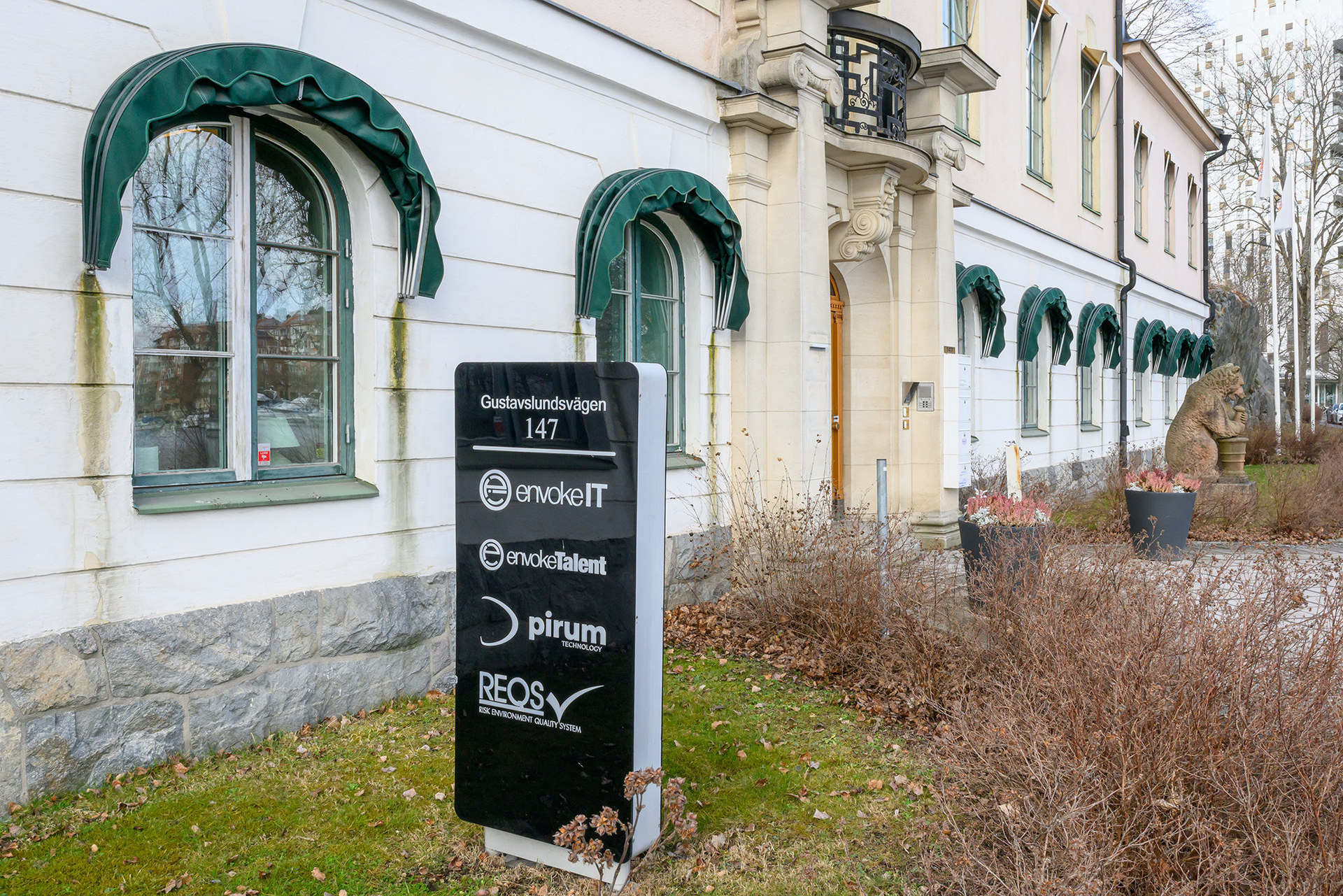 Övriga grannar i villan