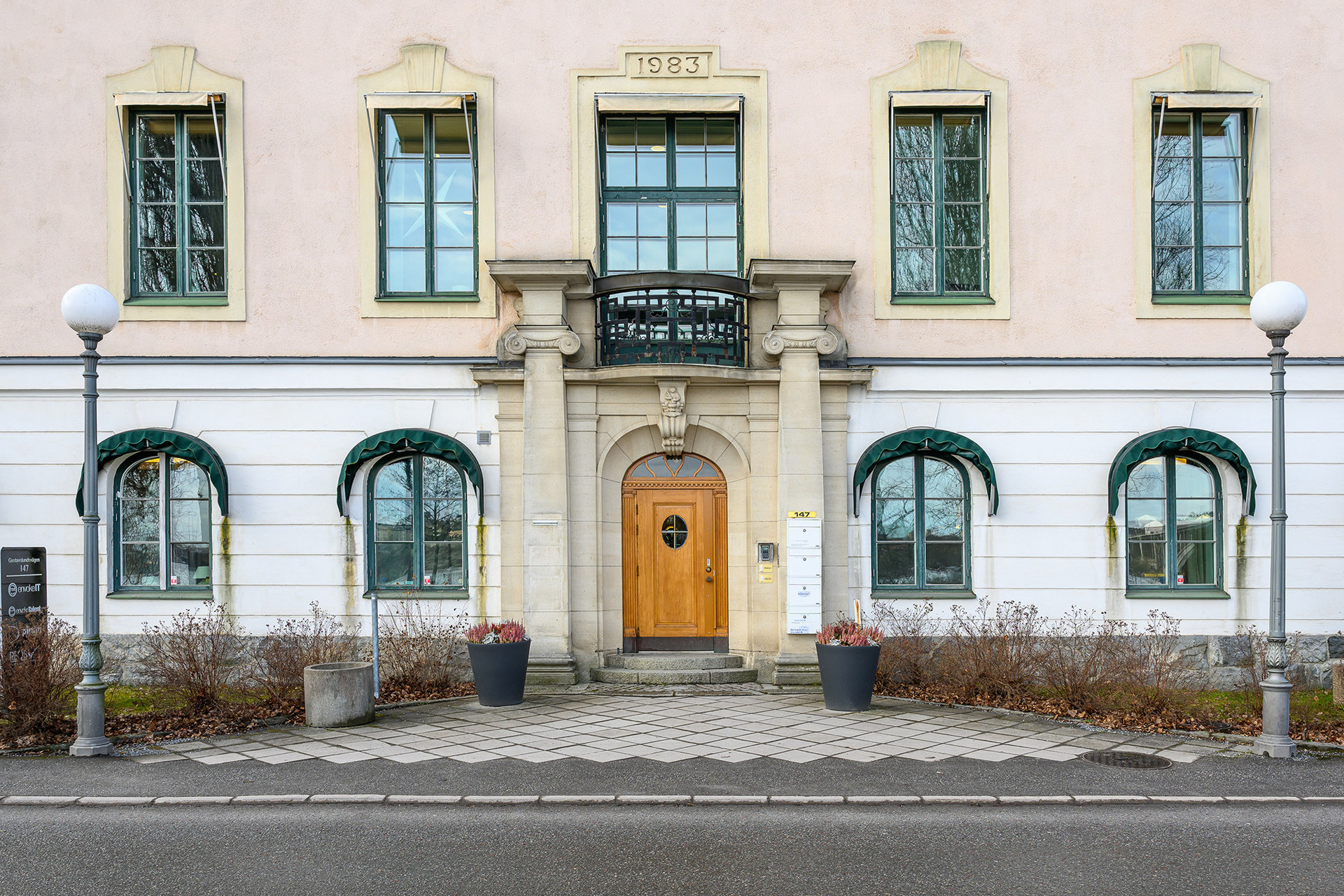 Vacker fasad, bild framför fastigheten