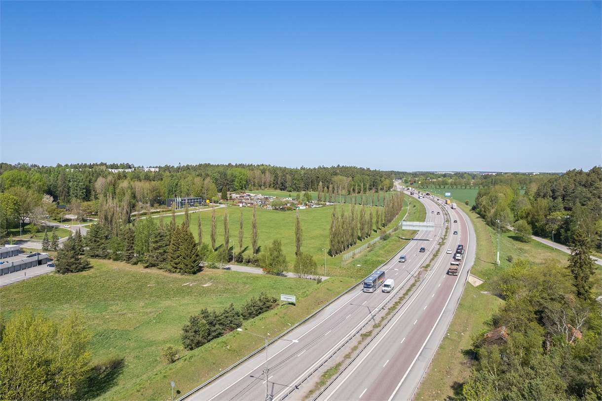 Nära till E-4an, fastigheten till vänster på bild, 80 000 bilar/dag passerar